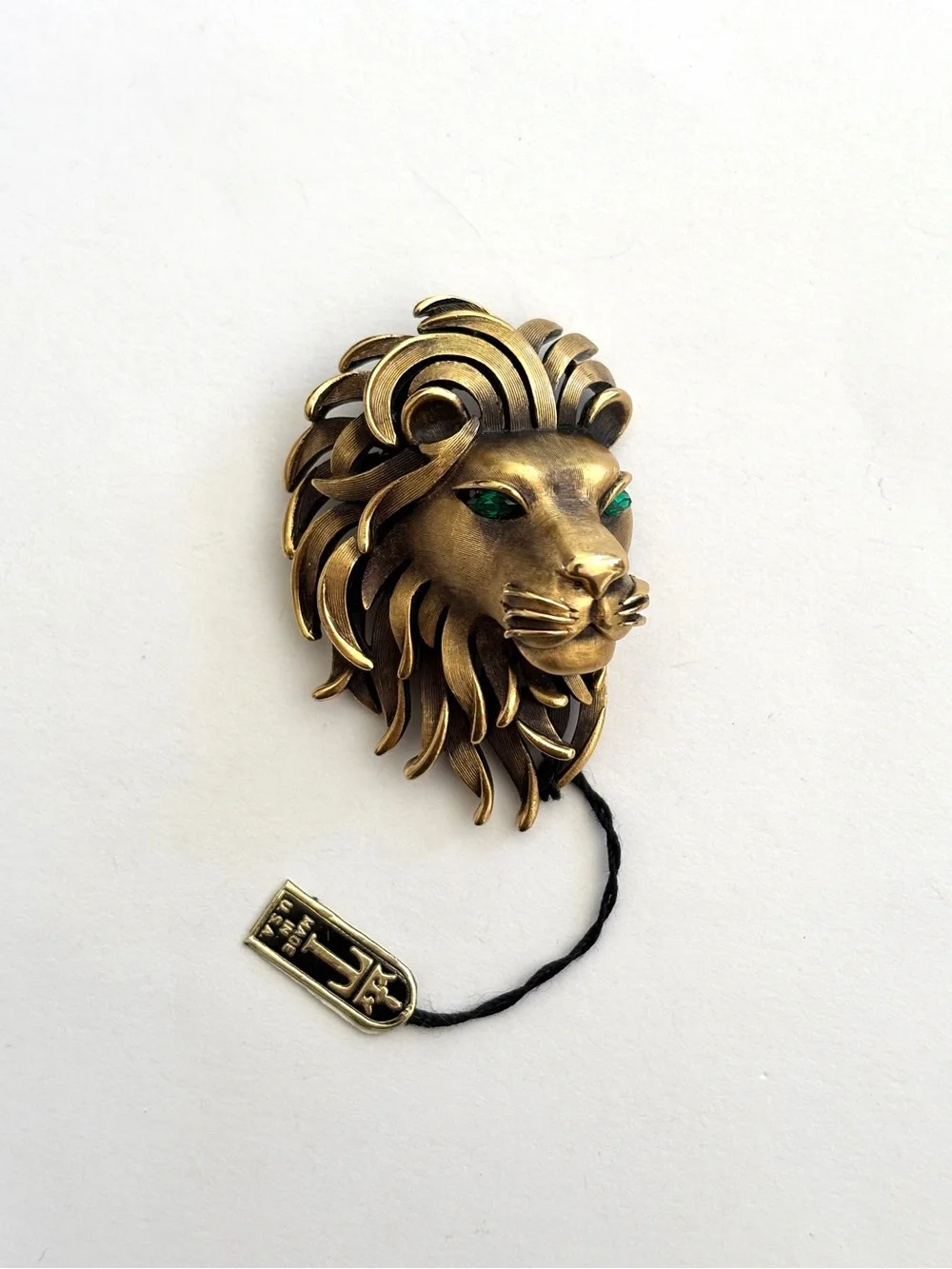 Vintage Crown Trifari golden lions head with green eyes brooch pin NWT